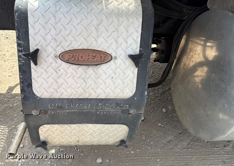 image for item DY8115 2001 International 9900i semi truck