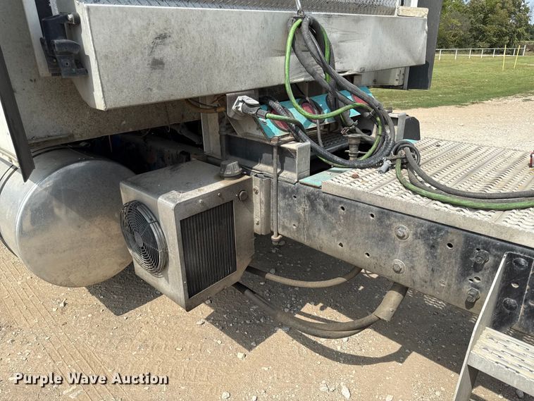 image for item DY8115 2001 International 9900i semi truck