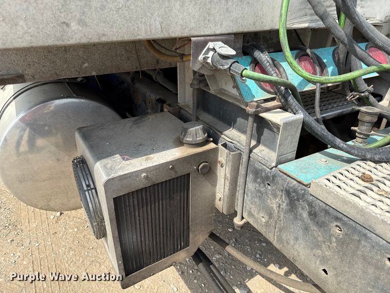 image for item DY8115 2001 International 9900i semi truck