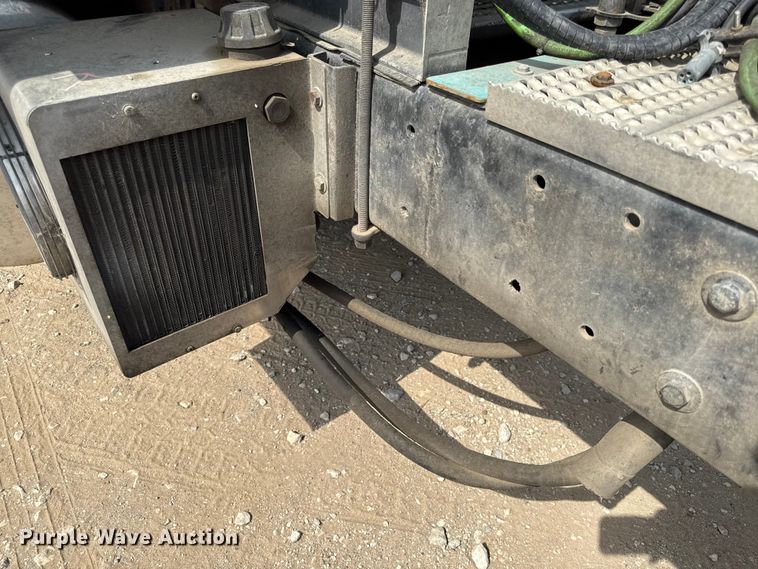 image for item DY8115 2001 International 9900i semi truck