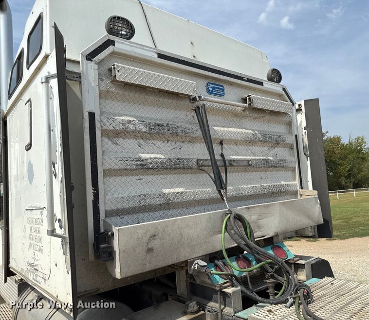 image for item DY8115 2001 International 9900i semi truck