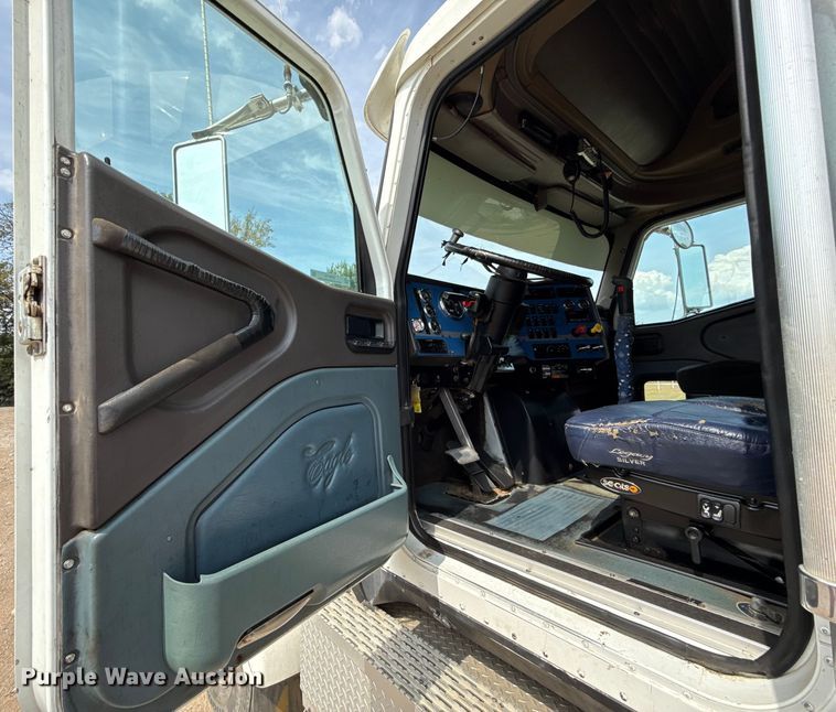 image for item DY8115 2001 International 9900i semi truck