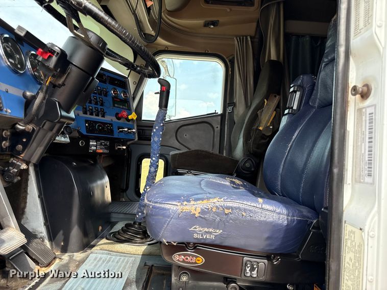 image for item DY8115 2001 International 9900i semi truck