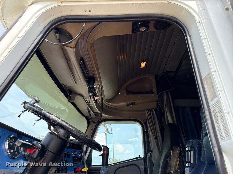 image for item DY8115 2001 International 9900i semi truck