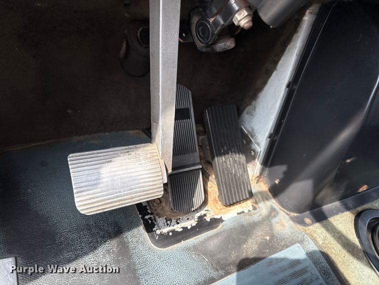 image for item DY8115 2001 International 9900i semi truck