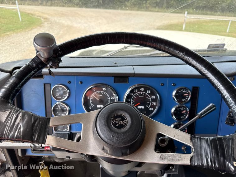 image for item DY8115 2001 International 9900i semi truck