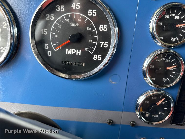 image for item DY8115 2001 International 9900i semi truck