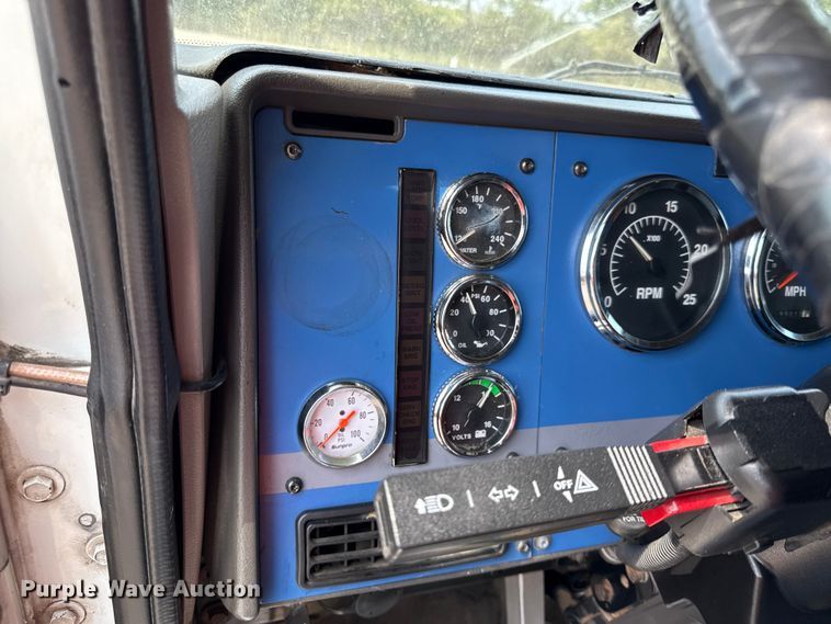 image for item DY8115 2001 International 9900i semi truck