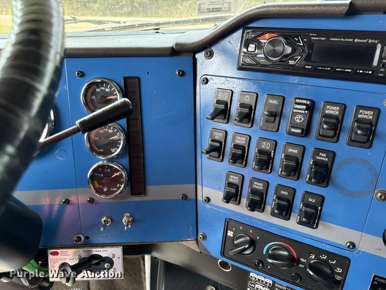 image for item DY8115 2001 International 9900i semi truck