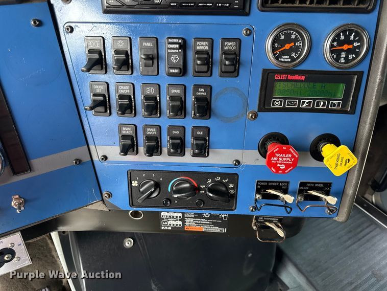 image for item DY8115 2001 International 9900i semi truck