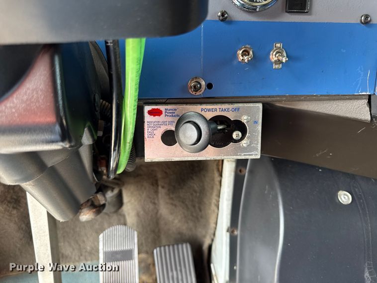 image for item DY8115 2001 International 9900i semi truck