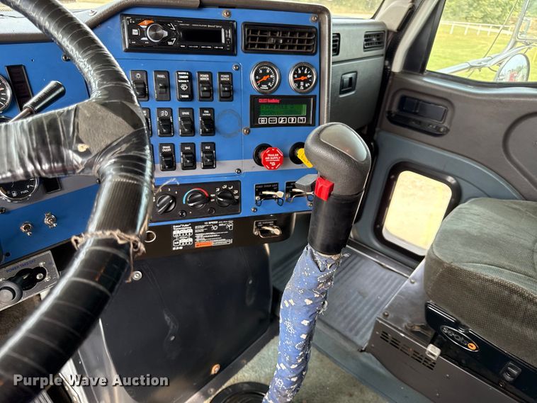 image for item DY8115 2001 International 9900i semi truck