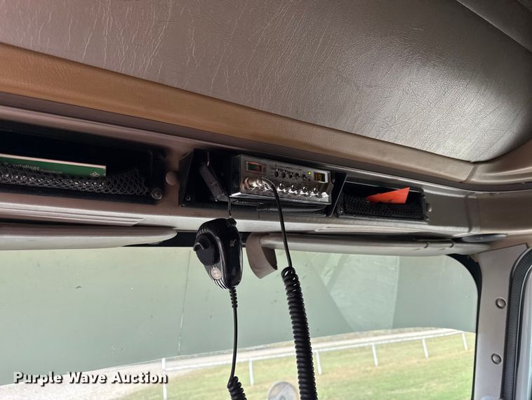 image for item DY8115 2001 International 9900i semi truck