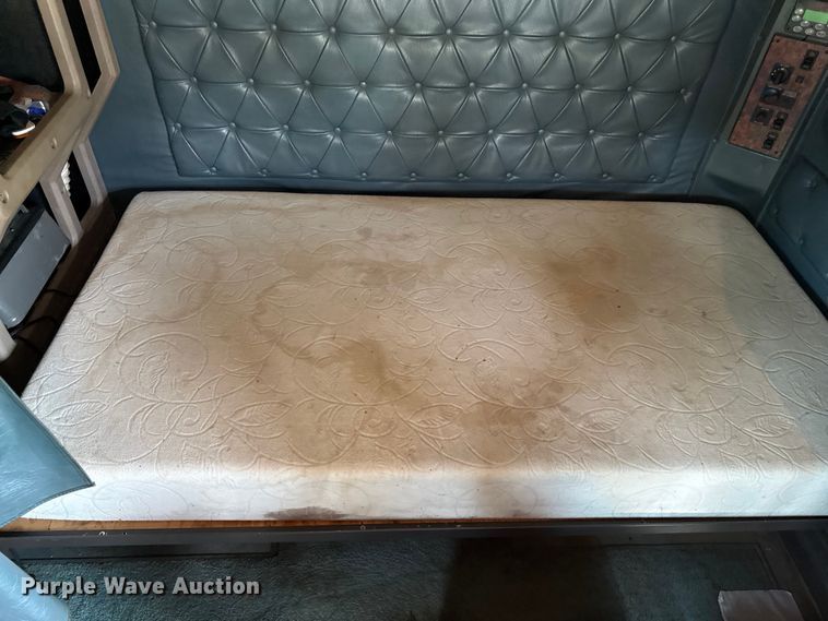 image for item DY8115 2001 International 9900i semi truck