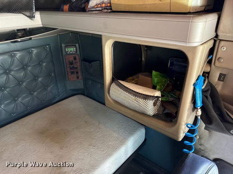 image for item DY8115 2001 International 9900i semi truck