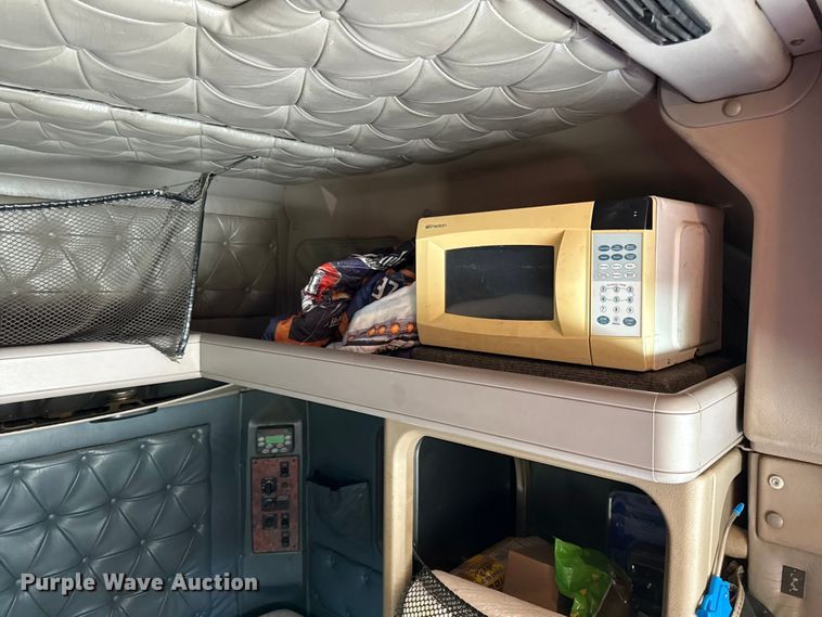 image for item DY8115 2001 International 9900i semi truck