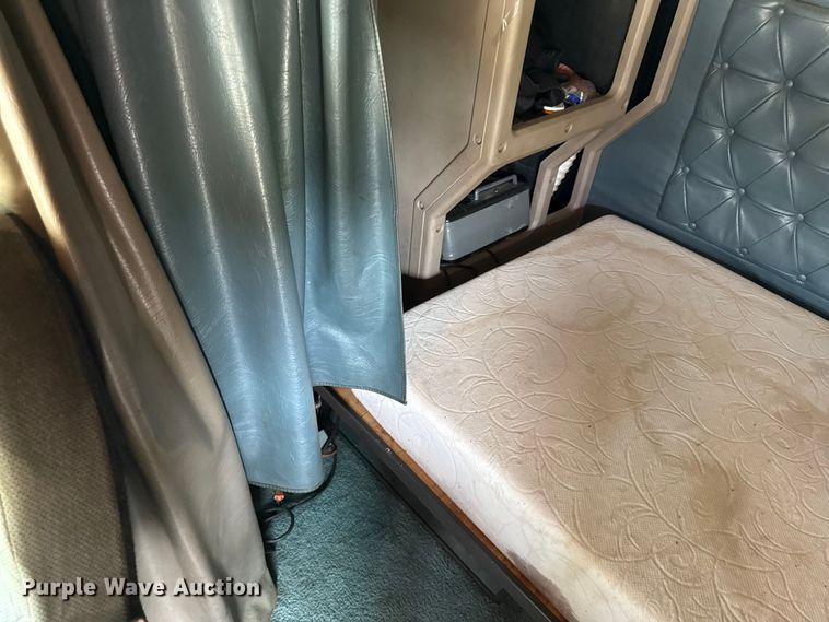 image for item DY8115 2001 International 9900i semi truck