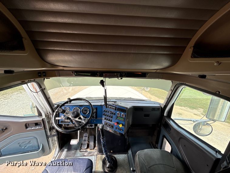 image for item DY8115 2001 International 9900i semi truck