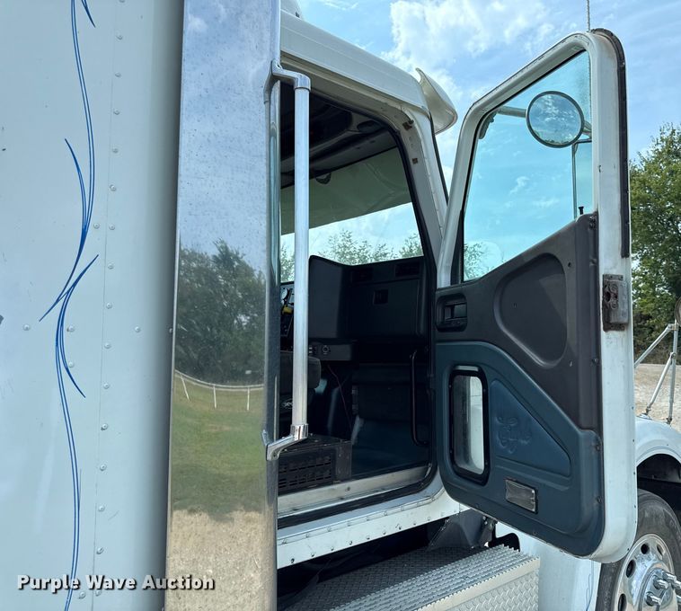 image for item DY8115 2001 International 9900i semi truck