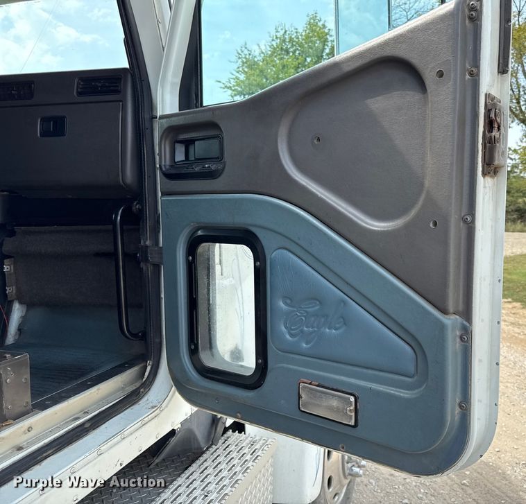 image for item DY8115 2001 International 9900i semi truck