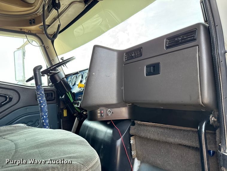 image for item DY8115 2001 International 9900i semi truck