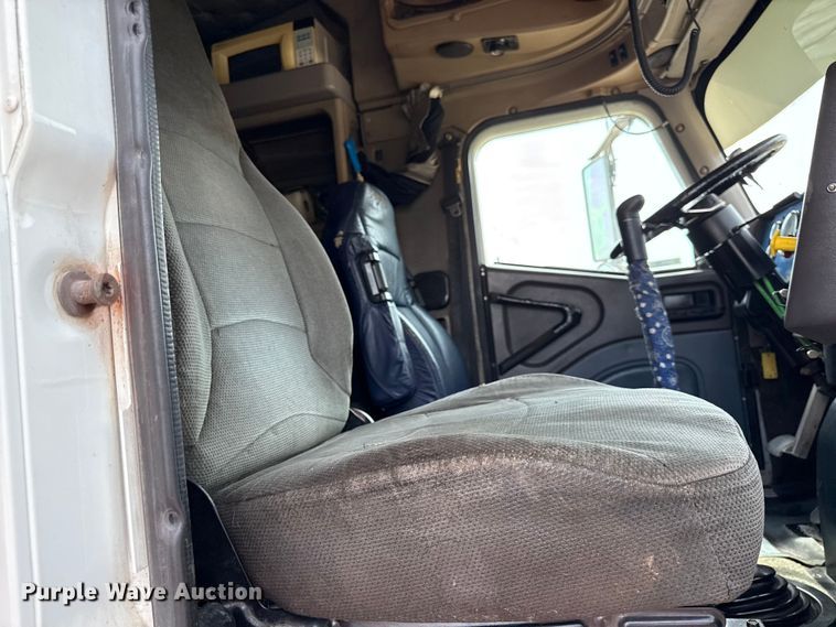 image for item DY8115 2001 International 9900i semi truck