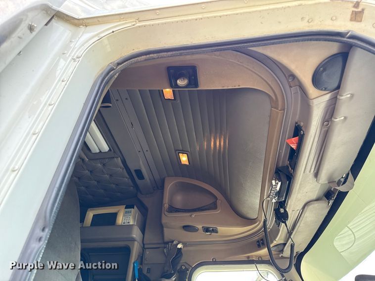 image for item DY8115 2001 International 9900i semi truck