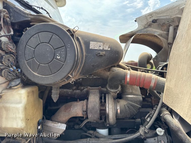 image for item DY8115 2001 International 9900i semi truck