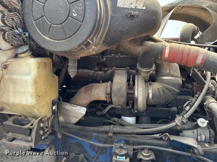 image for item DY8115 2001 International 9900i semi truck