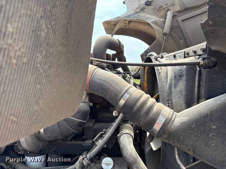 image for item DY8115 2001 International 9900i semi truck