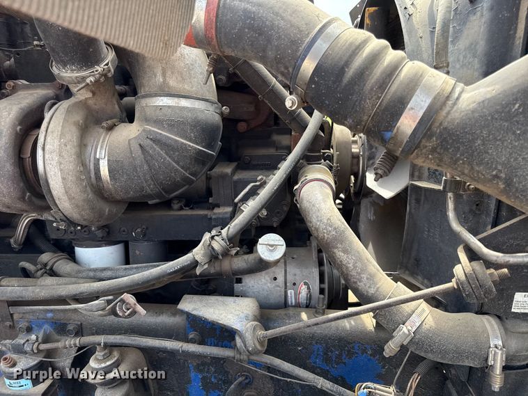 image for item DY8115 2001 International 9900i semi truck