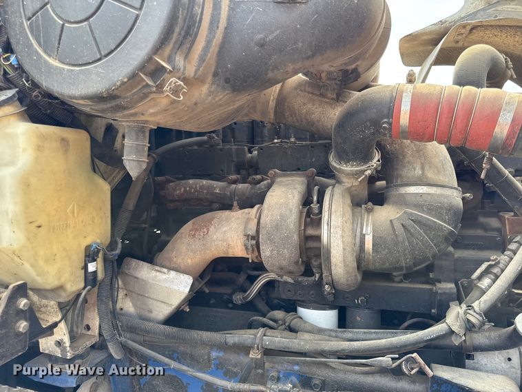 image for item DY8115 2001 International 9900i semi truck