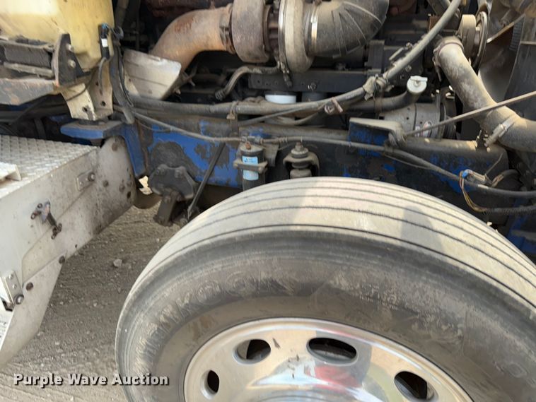 image for item DY8115 2001 International 9900i semi truck