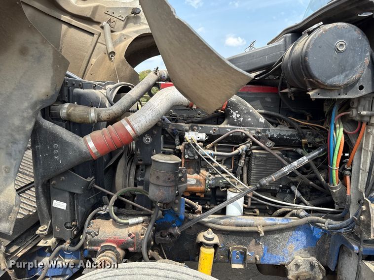 image for item DY8115 2001 International 9900i semi truck