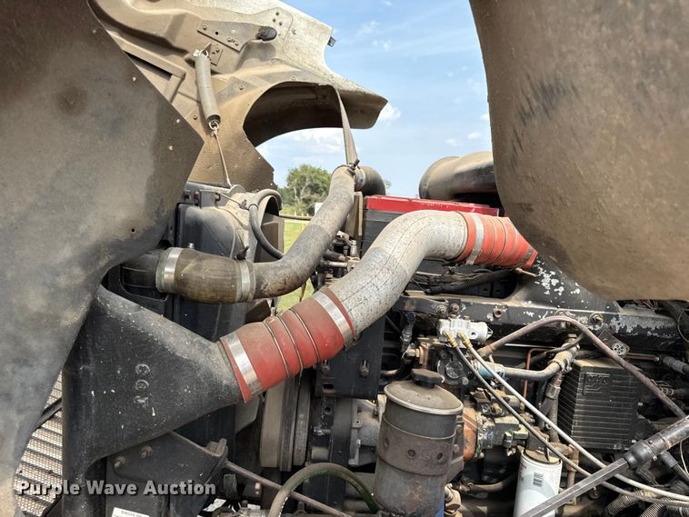 image for item DY8115 2001 International 9900i semi truck