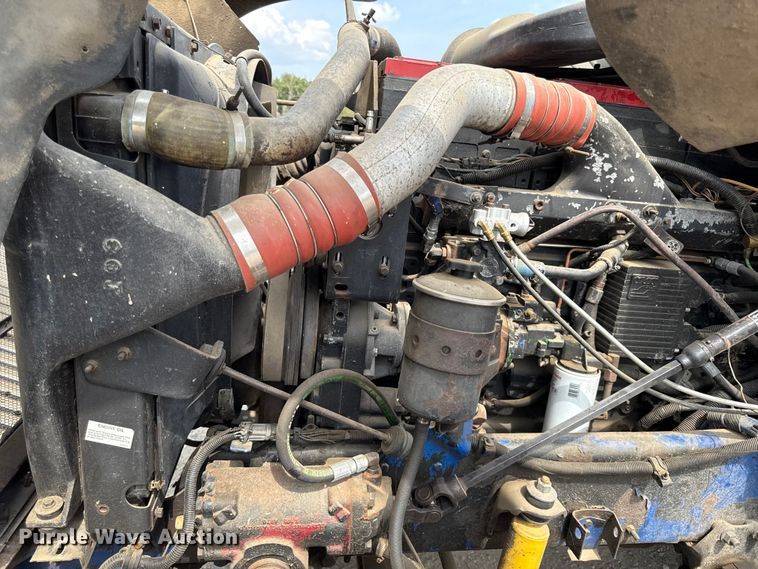 image for item DY8115 2001 International 9900i semi truck