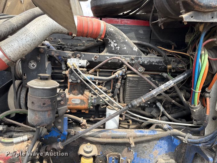 image for item DY8115 2001 International 9900i semi truck