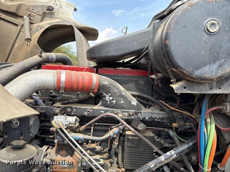 image for item DY8115 2001 International 9900i semi truck