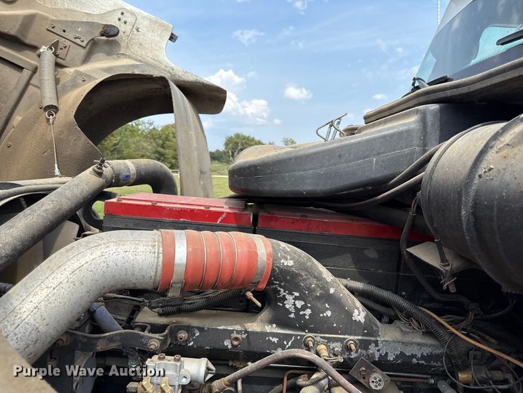 image for item DY8115 2001 International 9900i semi truck