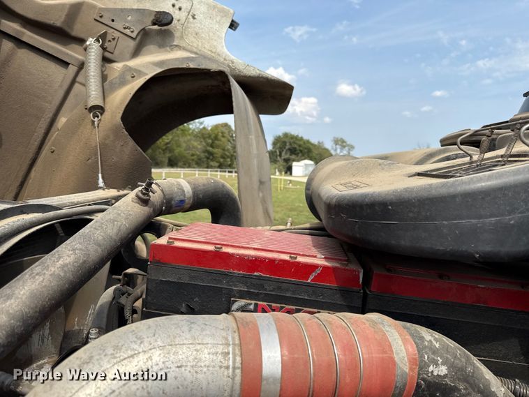 image for item DY8115 2001 International 9900i semi truck