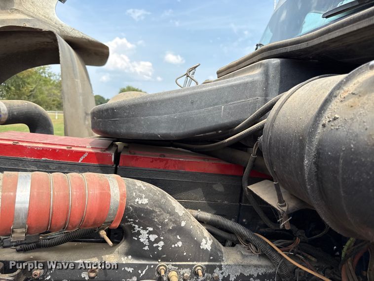 image for item DY8115 2001 International 9900i semi truck