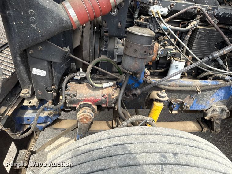 image for item DY8115 2001 International 9900i semi truck