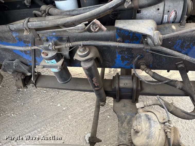 image for item DY8115 2001 International 9900i semi truck