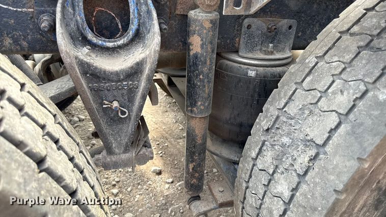 image for item DY8115 2001 International 9900i semi truck