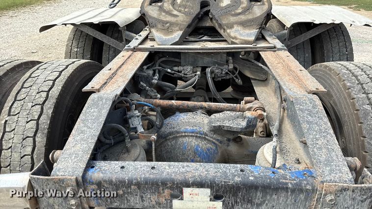 image for item DY8115 2001 International 9900i semi truck