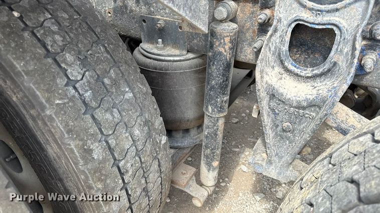 image for item DY8115 2001 International 9900i semi truck