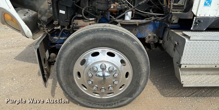 image for item DY8115 2001 International 9900i semi truck