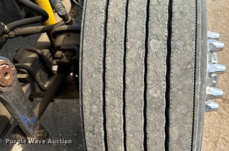 image for item DY8115 2001 International 9900i semi truck