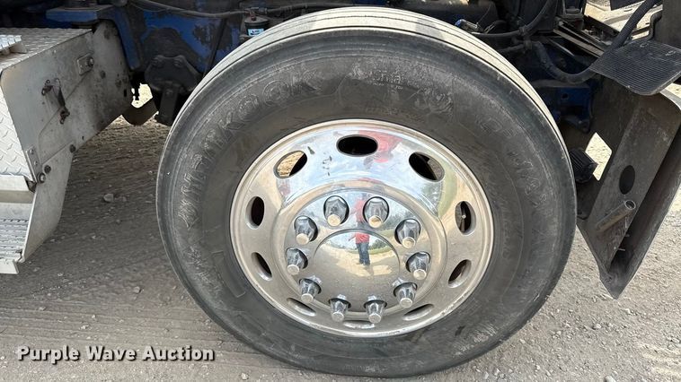 image for item DY8115 2001 International 9900i semi truck