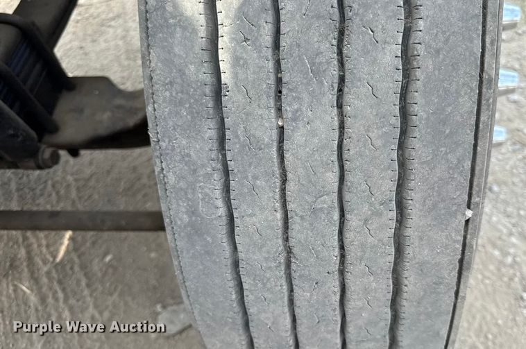 image for item DY8115 2001 International 9900i semi truck